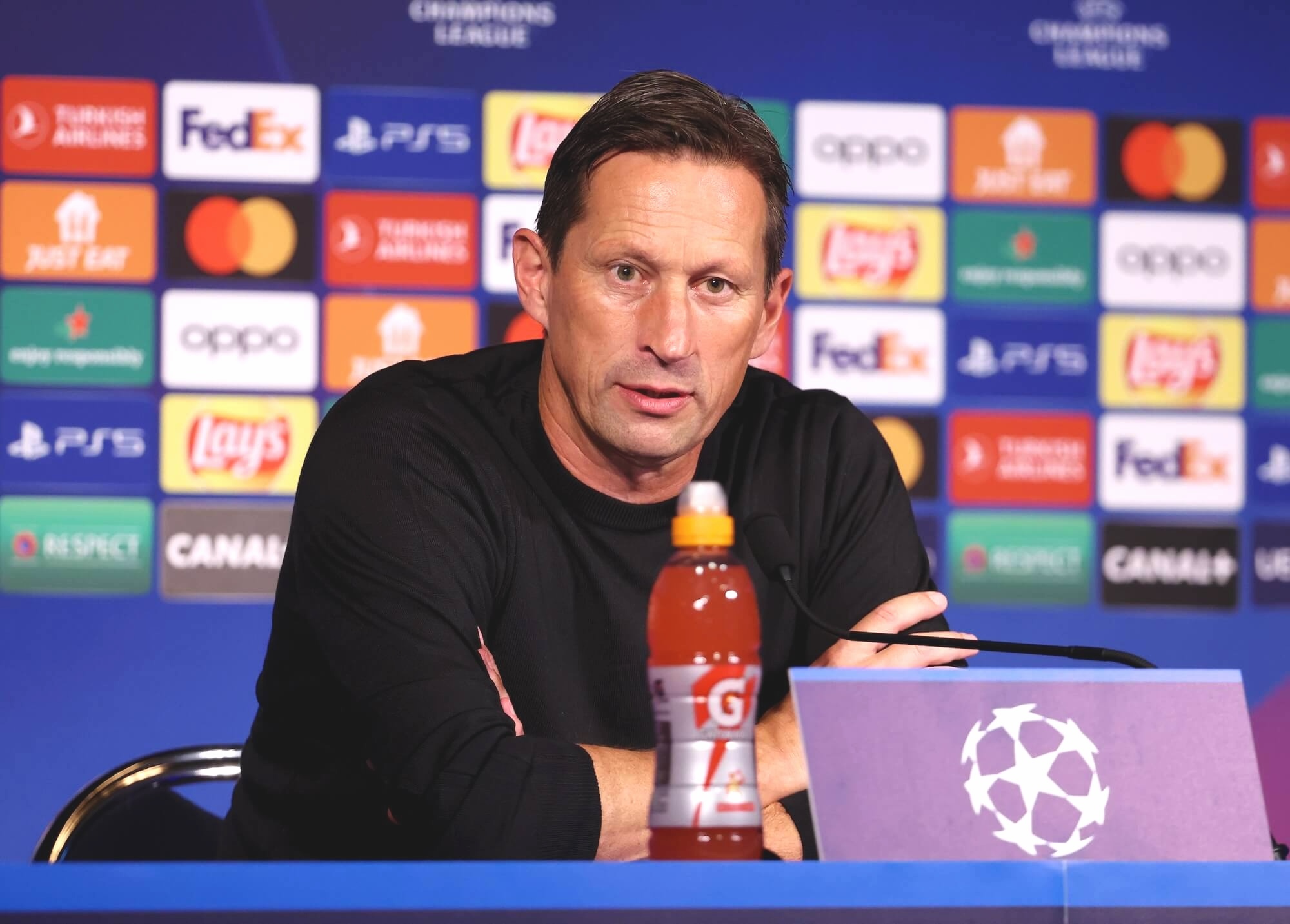 Roger Schmidt bei einer Pressekonferenz