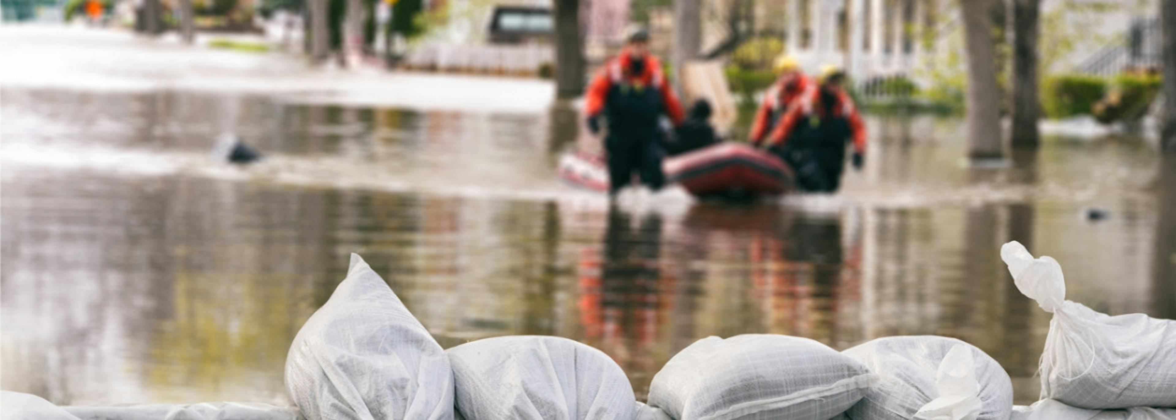 Secours à l'intérieur d'une barque, dans une rue inondée