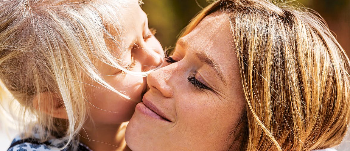 Une mère embrasse sa fille