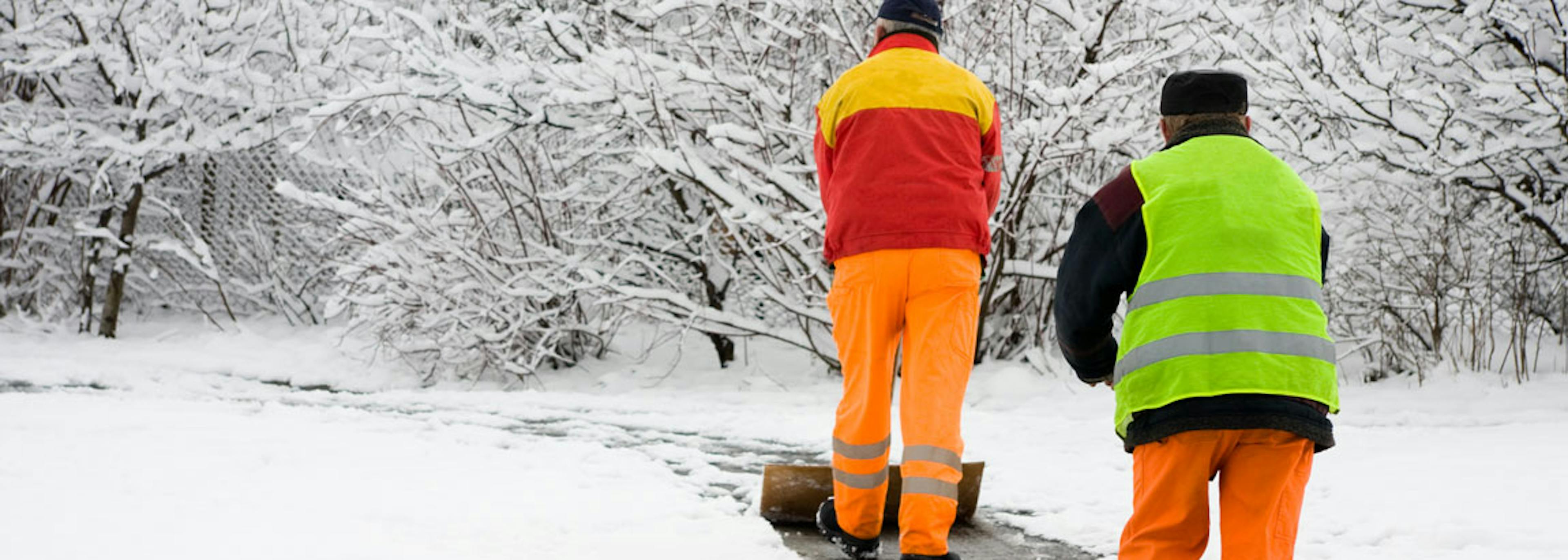 Deux agents territoriaux déblaient la neige