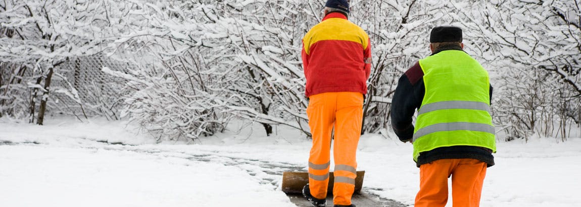 Deux agents territoriaux déblaient la neige