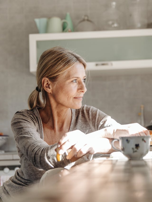 Visuel femme blonde 50 ans pull beige