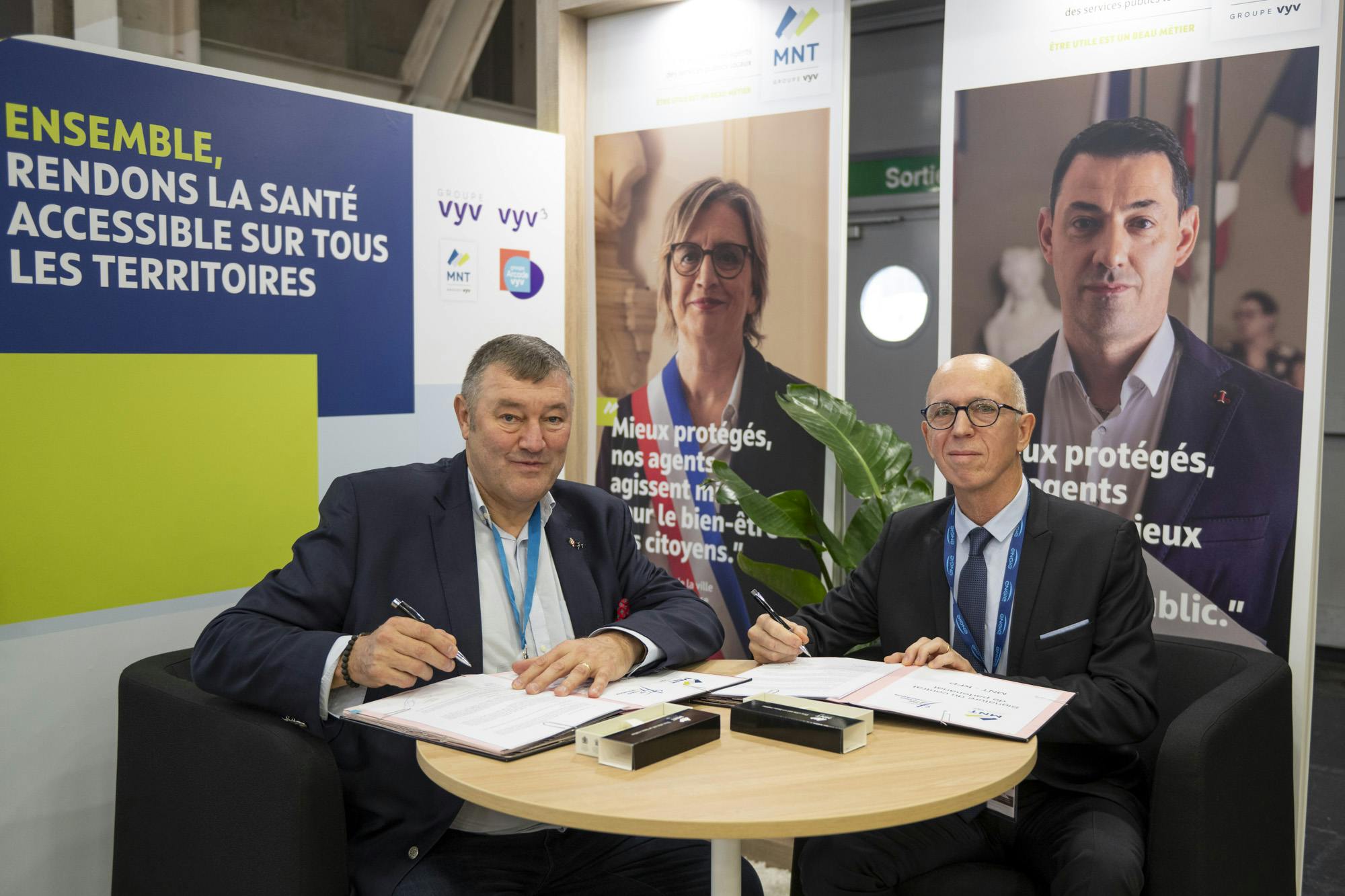 Signature convention partenariat Didier Bée MNT et Pascal Desbois KFP