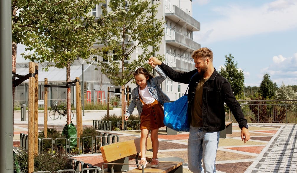 Un père et sa fille s'amusent en extérieur