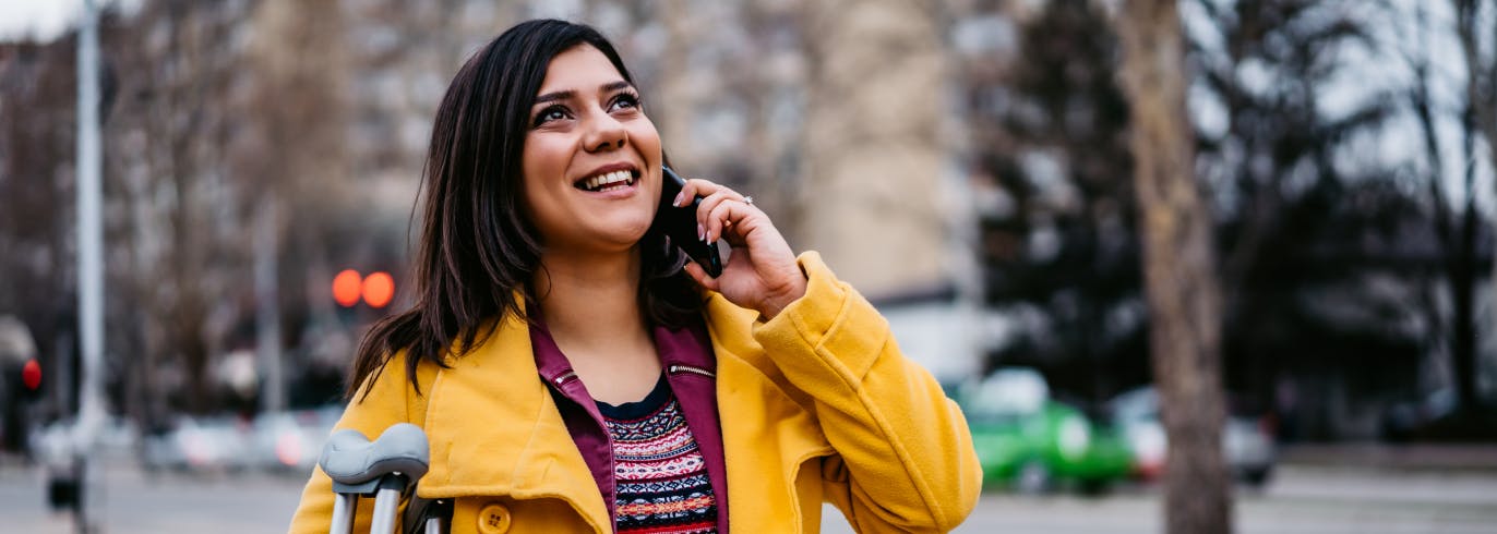 Femme au téléphone regardant le ciel