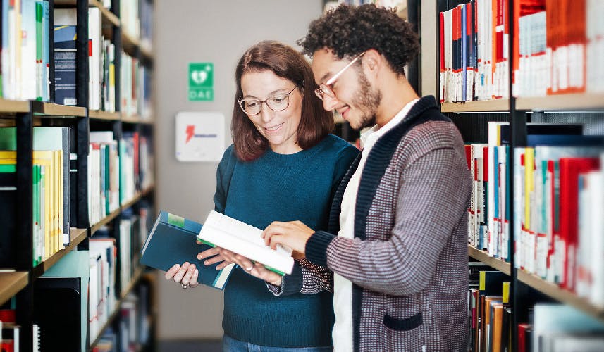 Un homme et une femme dans une bibliothèque