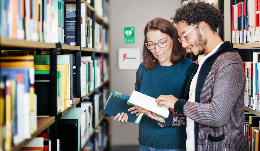 Un homme et une femme dans une bibliothèque