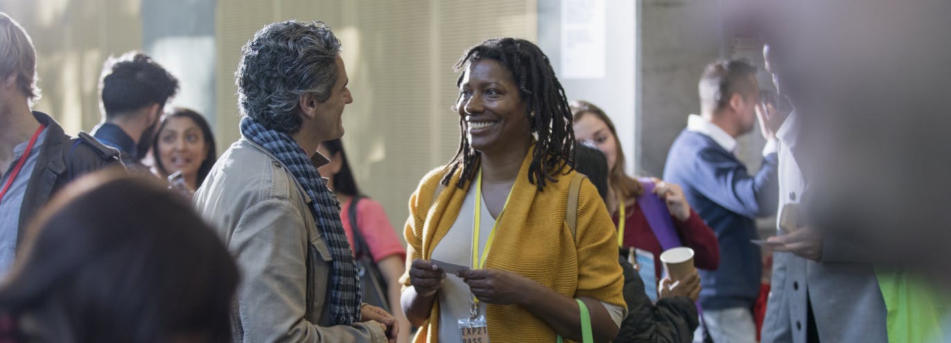 Un homme et une femme discutent.