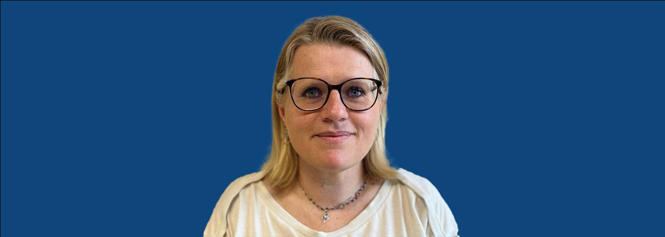 Portrait Valérie Ducrozet fond bleu