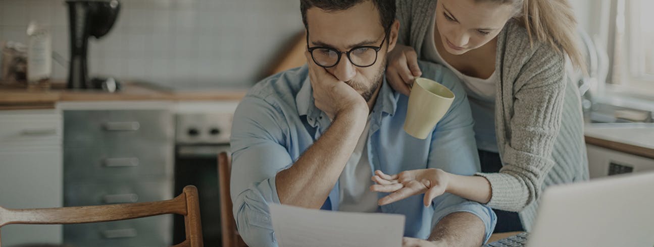 Homme et femme qui regardent un document administratif