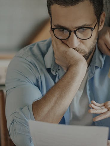 Homme et femme qui regardent un document administratif