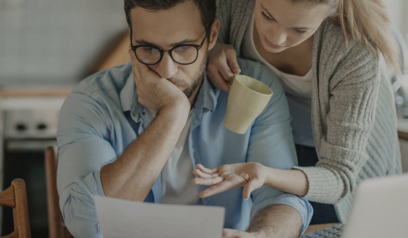 Homme et femme qui regardent un document administratif