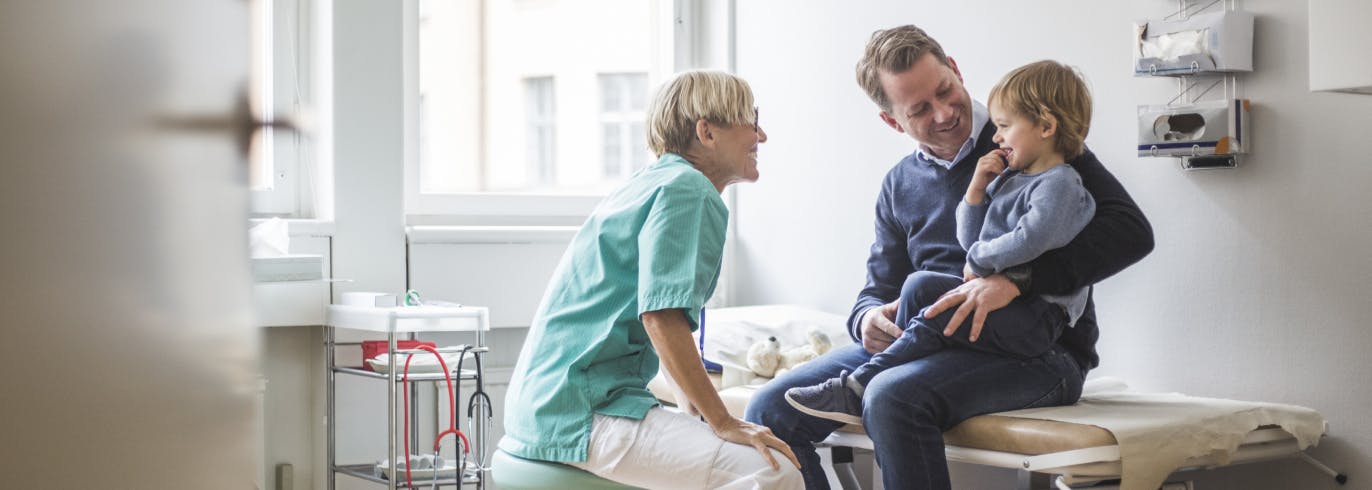 Un père et son fils chez le médecin