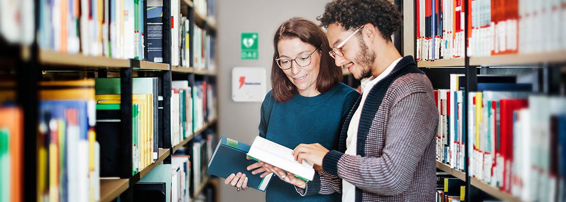Un homme et une femme dans une bibliothèque