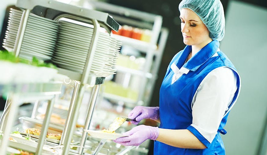 Agent de restauration scolaire au travail