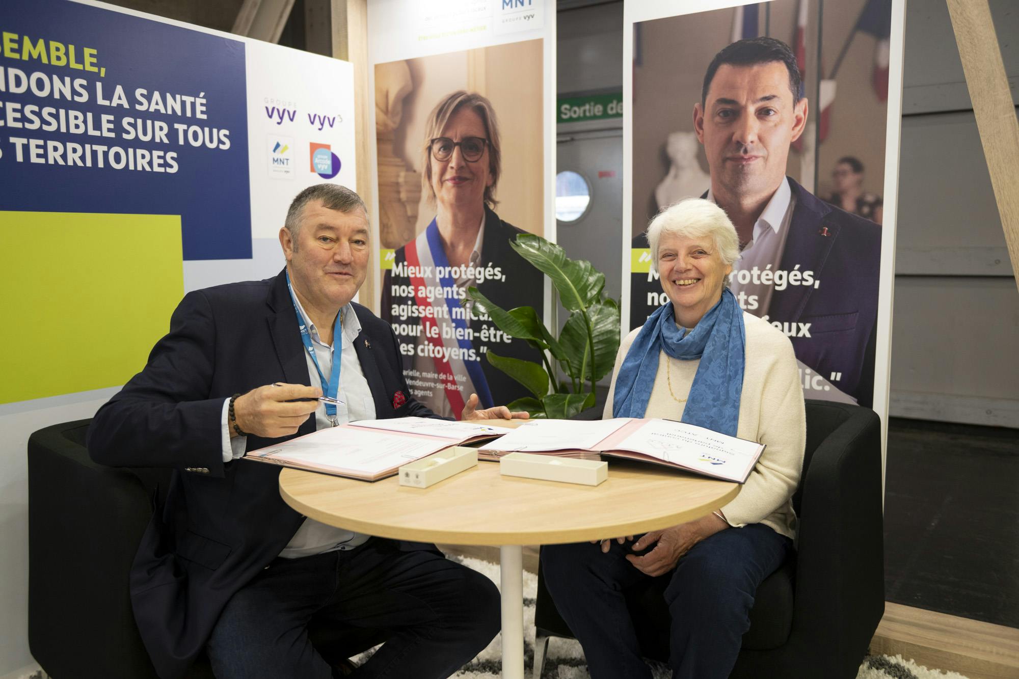 Signature convention partenariat Didier Bée MNT et Elizabeth Clerc ATCC
