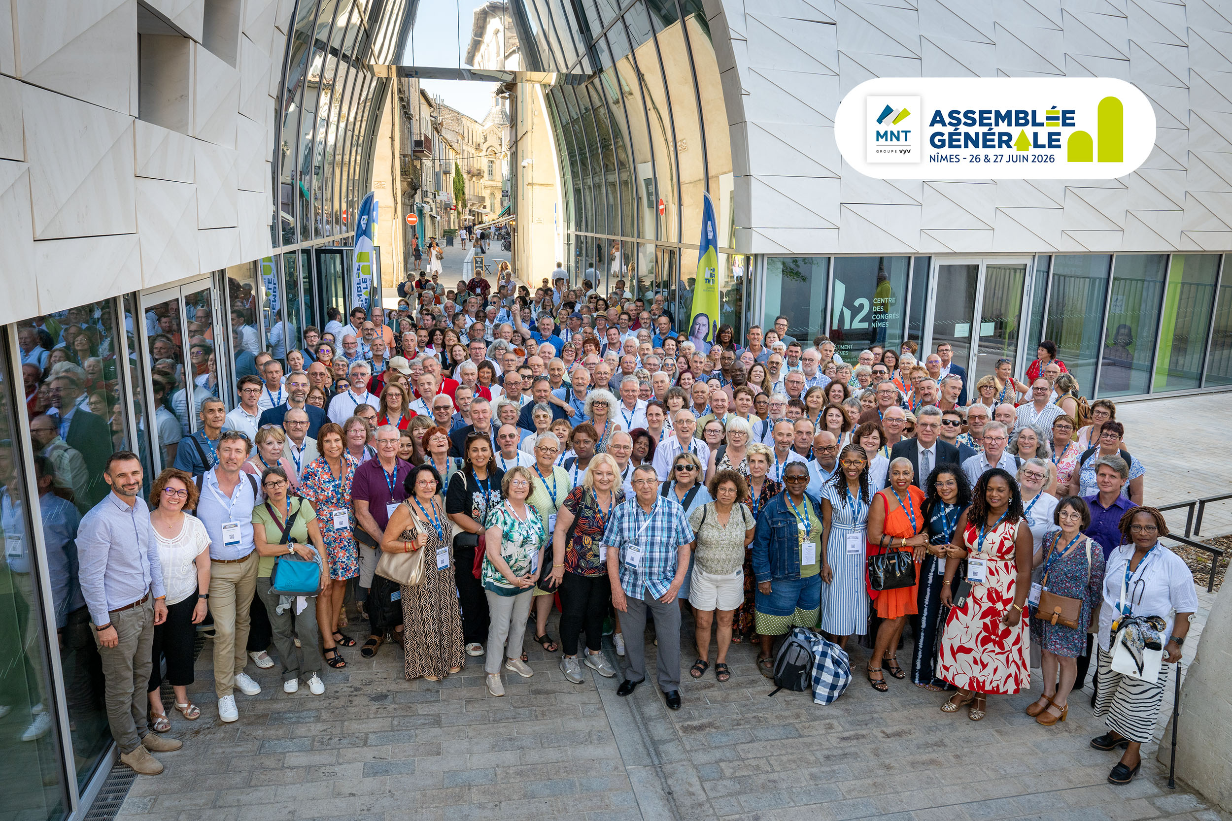 Photo de groupe des 280 délégués des adhérents à l'AG MNT 2026 à Nîmes
