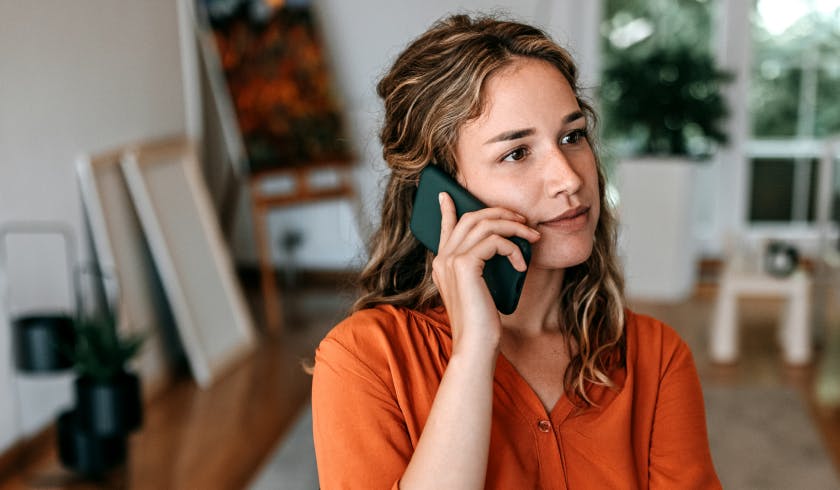 Une femme au téléphone