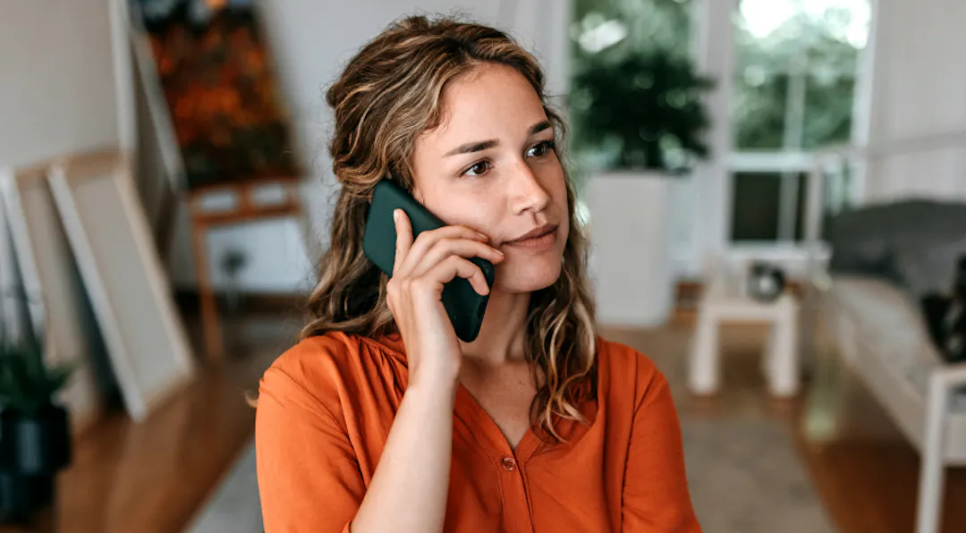 Une femme au téléphone