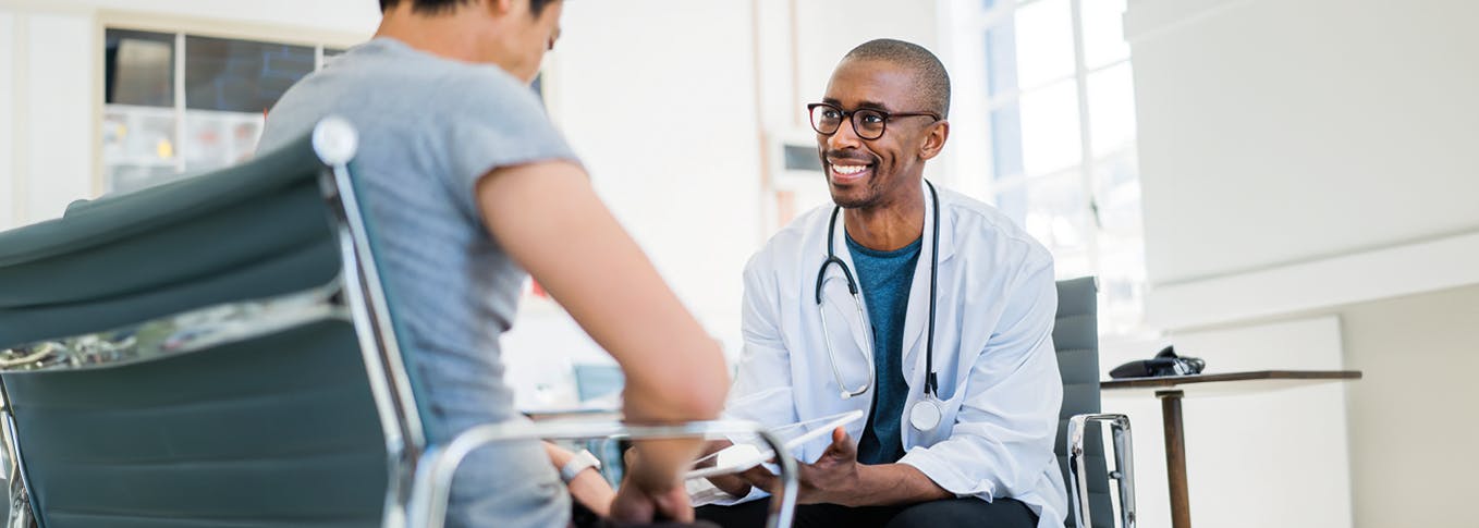 Un médecin parle avec son patient