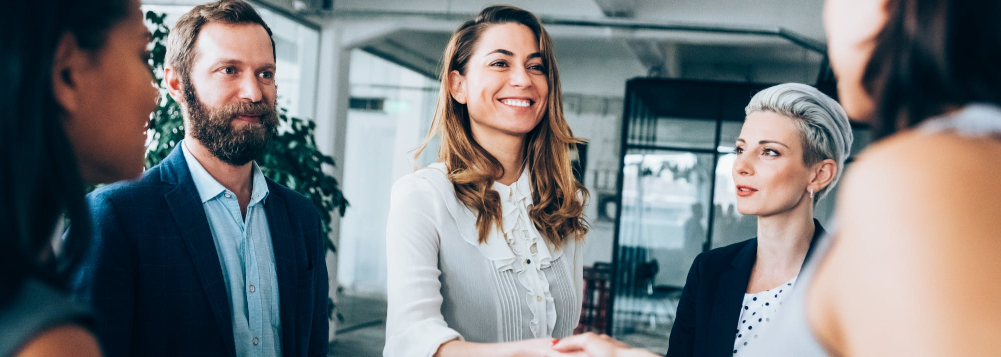 Deux femmes se serrent la main