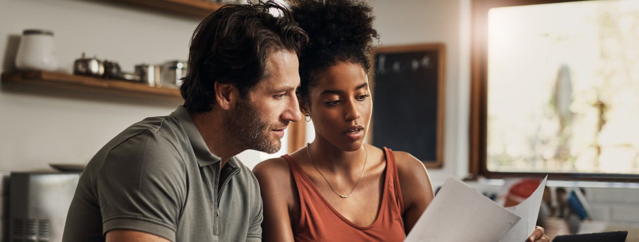 Un homme et une femme décryptent des documents.