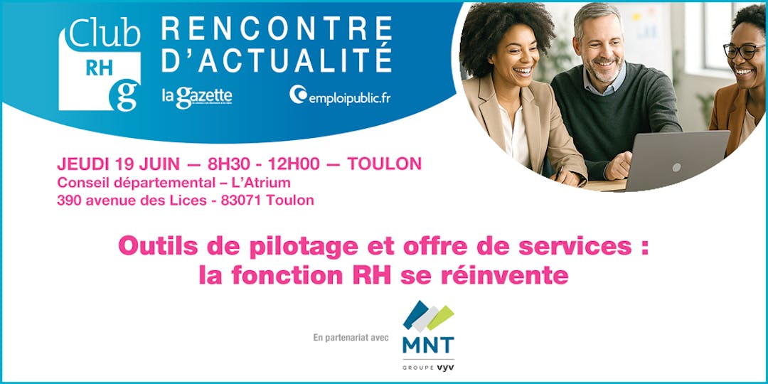 Trois personnes souriant devant un ordinateur