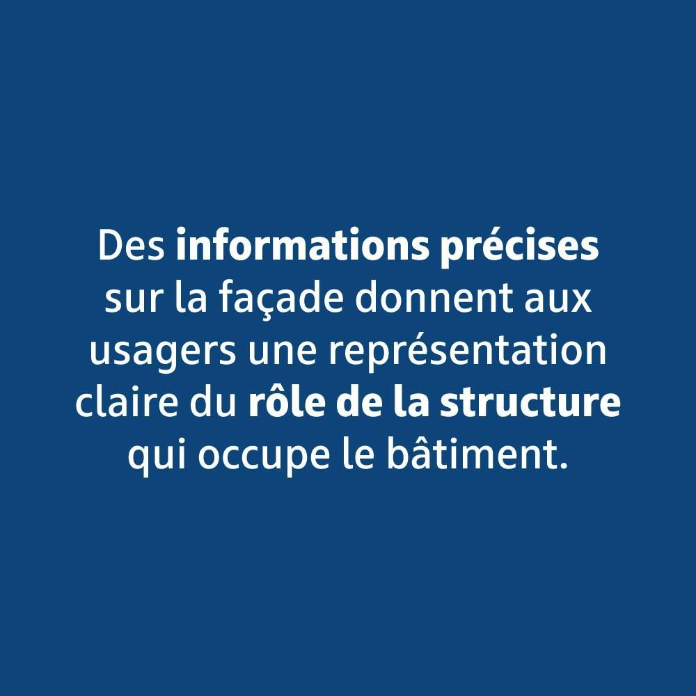 Des informations précises sur la façade donnent aux usagers une représentation claire du rôle de la structure.