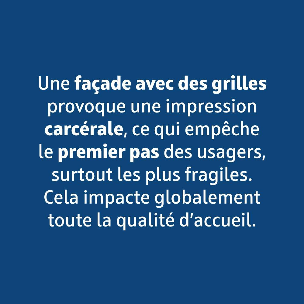 Une façade avec des grilles provoque une impression carcérale.