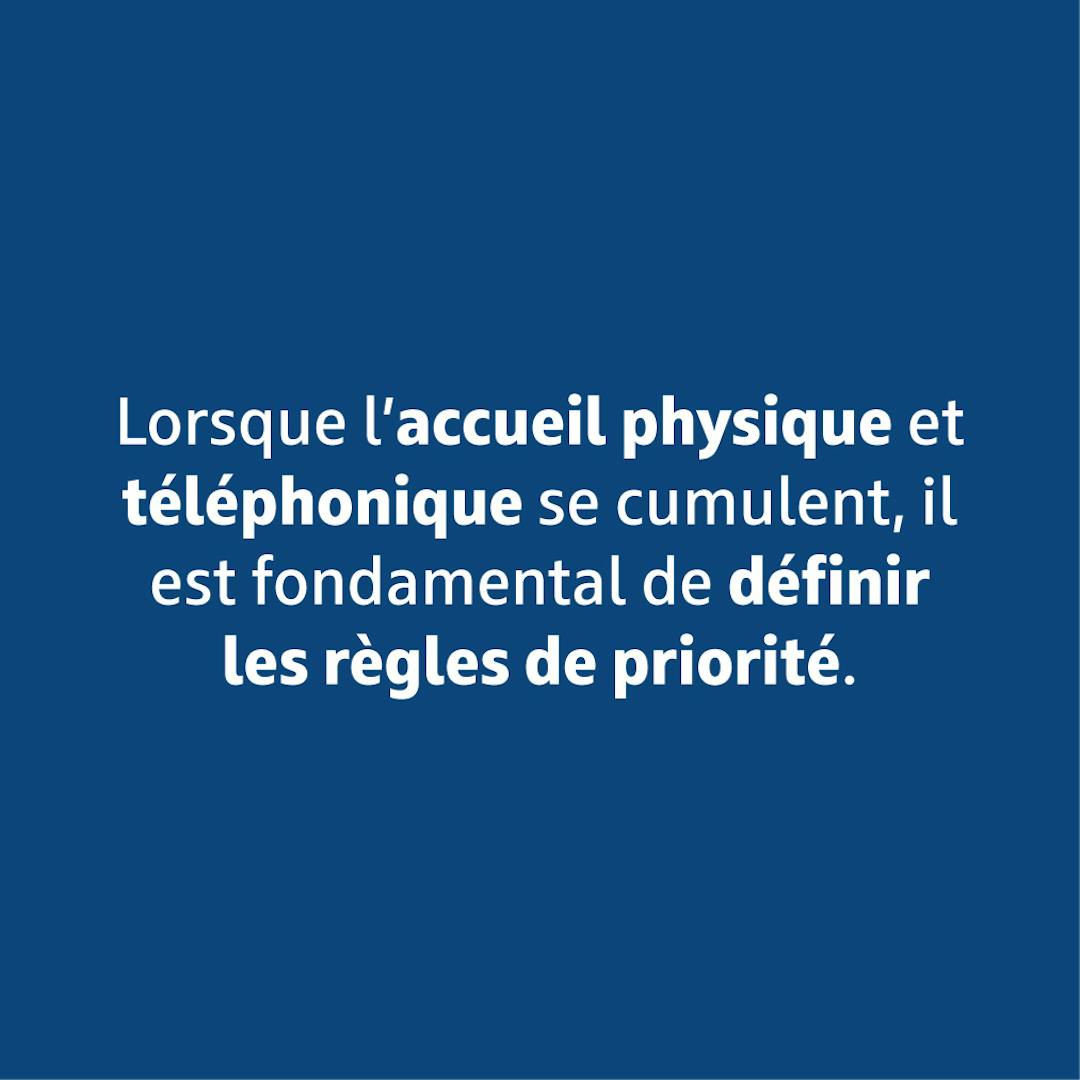 Lorsque l'accueil physique et téléphonique se cumulent, il est fondamental de définir les règles de priorité