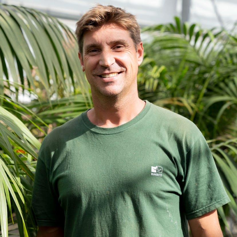 Laurent ETCHEBARNE, agent du service Parcs et jardins à la ville de Biarritz.