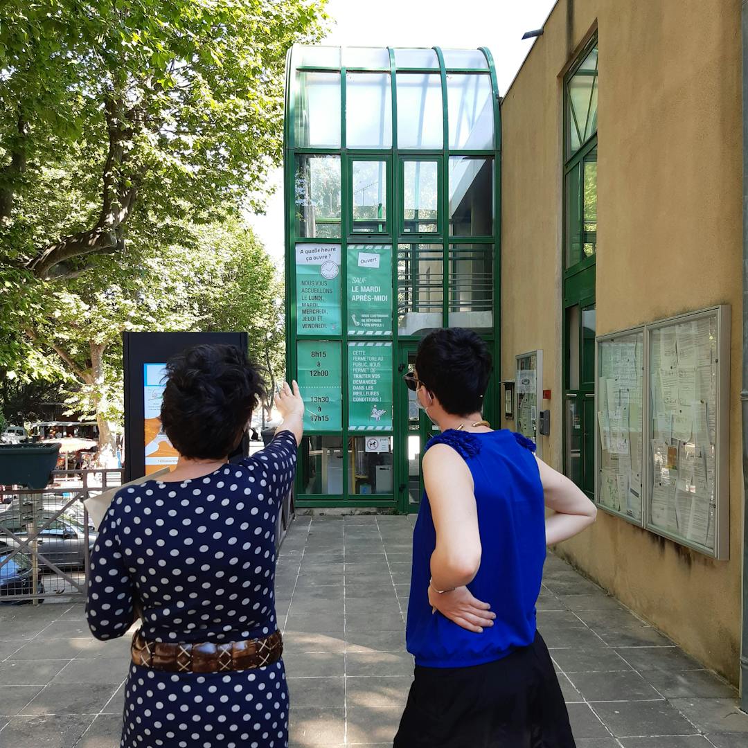 Deux personnes devant l'accueil d'un service public