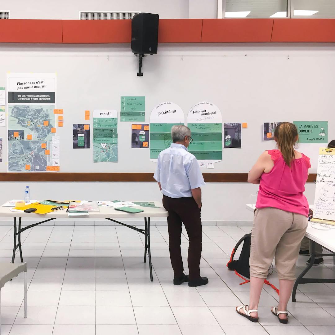 Deux personnes dans un lieu d'accueil public