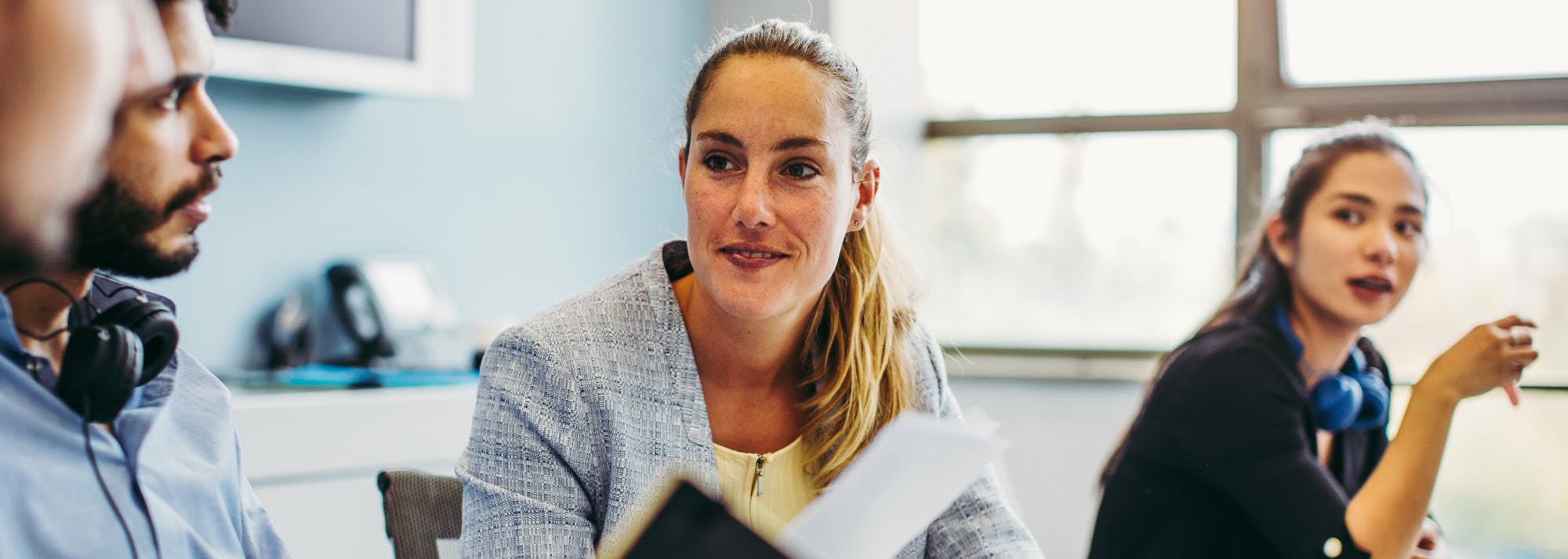 Quatre collaborateurs, deux hommes et deux femmes, discutent