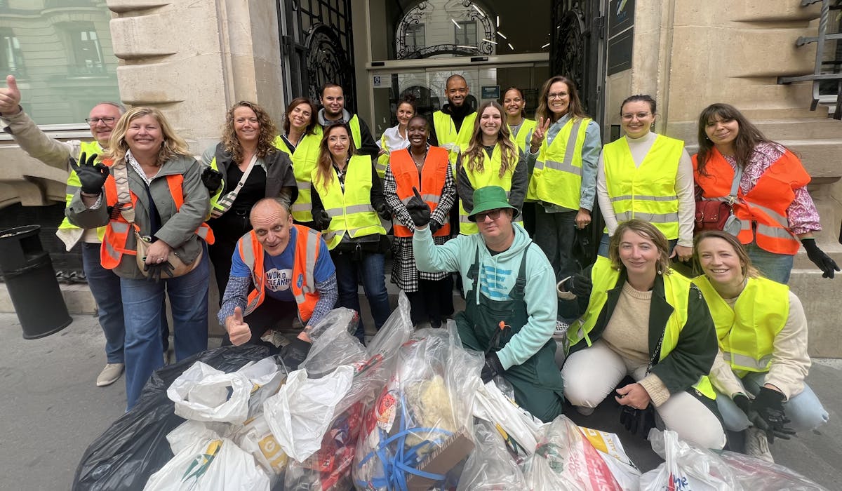 Ramassage de déchets collectif par les salariés de la MNT à Paris, 09/2025.