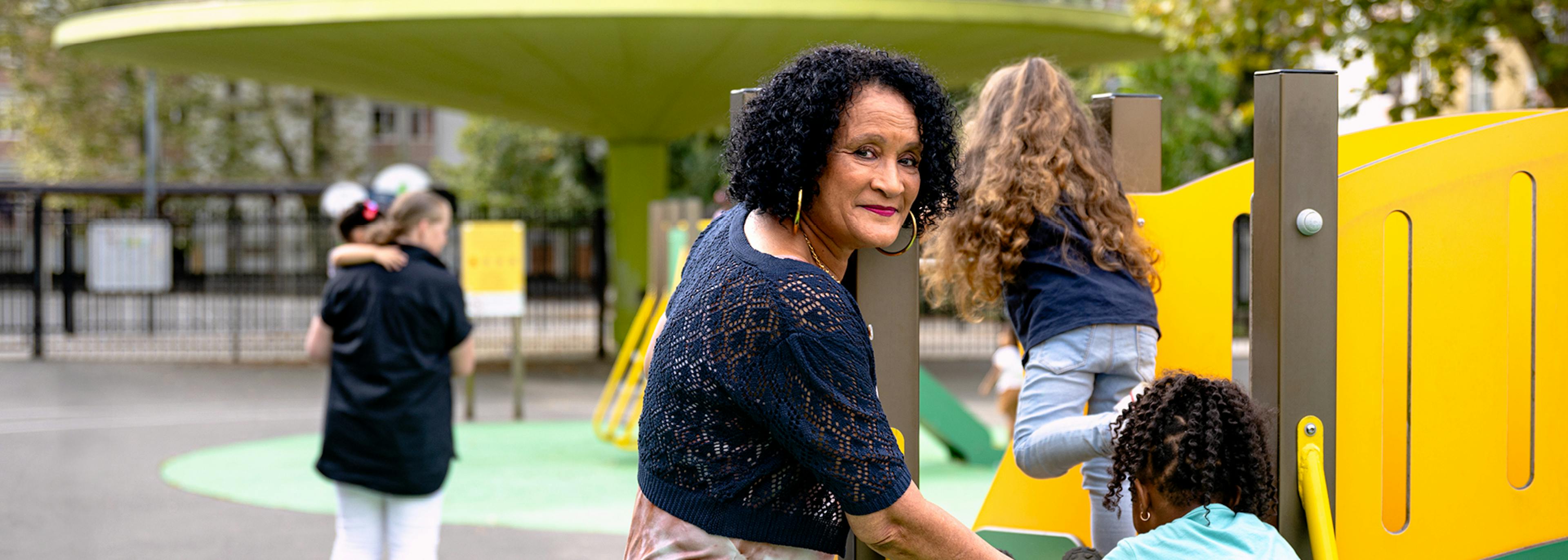 ATSEM dans une cour de récré