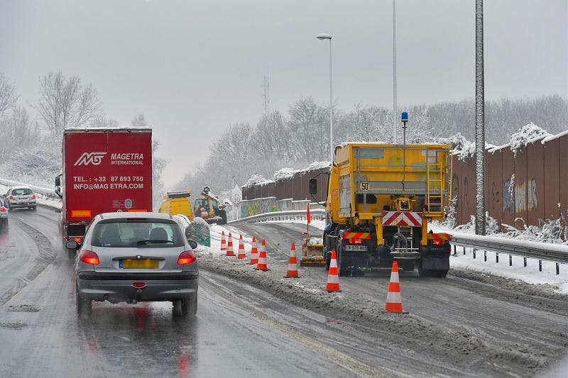 Intervention d'un chasse neige de la métropole européenne de Lille