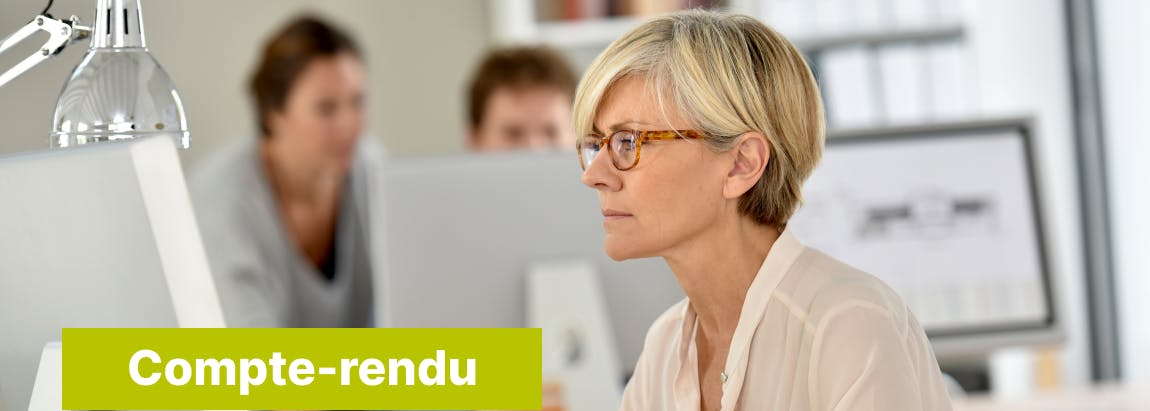 Une femme senior entrain de travailler sur son ordinateur