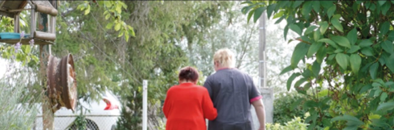 Un homme et une femme s'éloignent en se tenant par le bras.