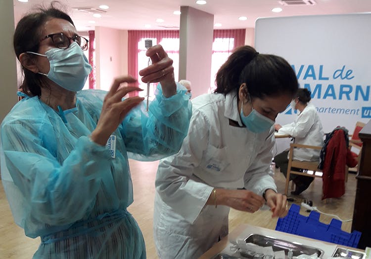 Membres de l'équipe mobile du CD 94 dans une résidence autonomie lors de la campagne vaccinale et mars et avril 2021.