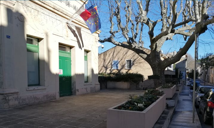 Parvis de la mairie à Flassans-sur-Issole