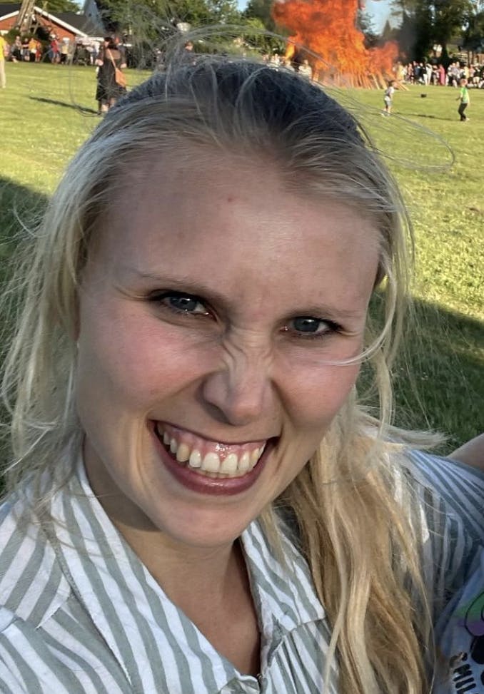 stort smil foran sankt hans bål