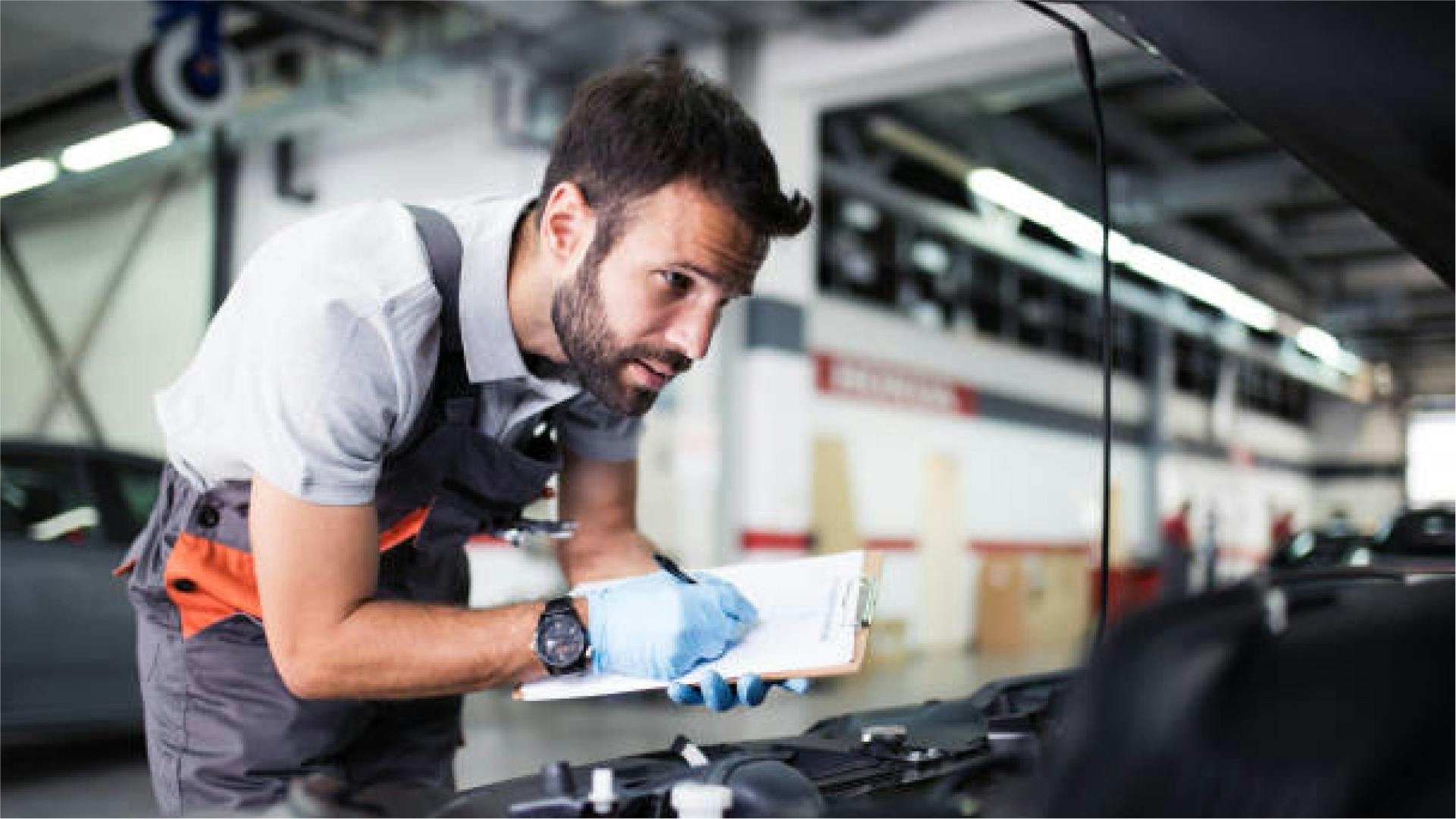 Mann schaut in Motorhaube