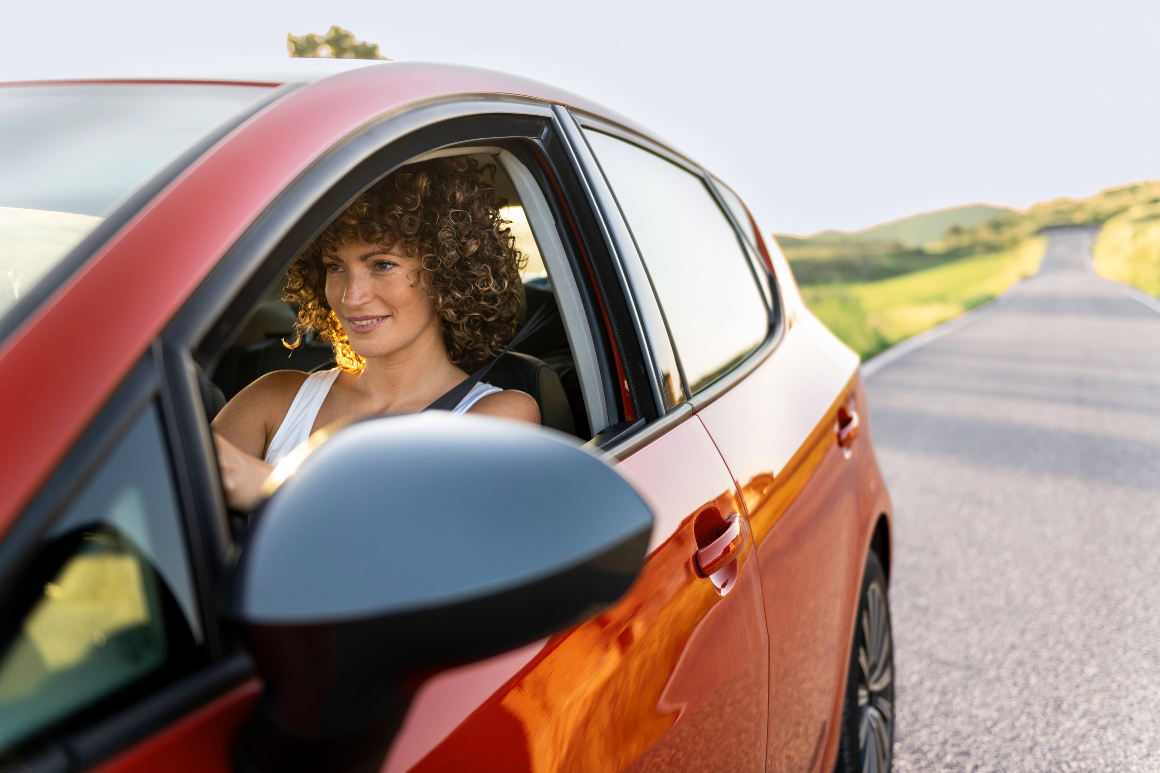Frau sitzt in einem  Auto