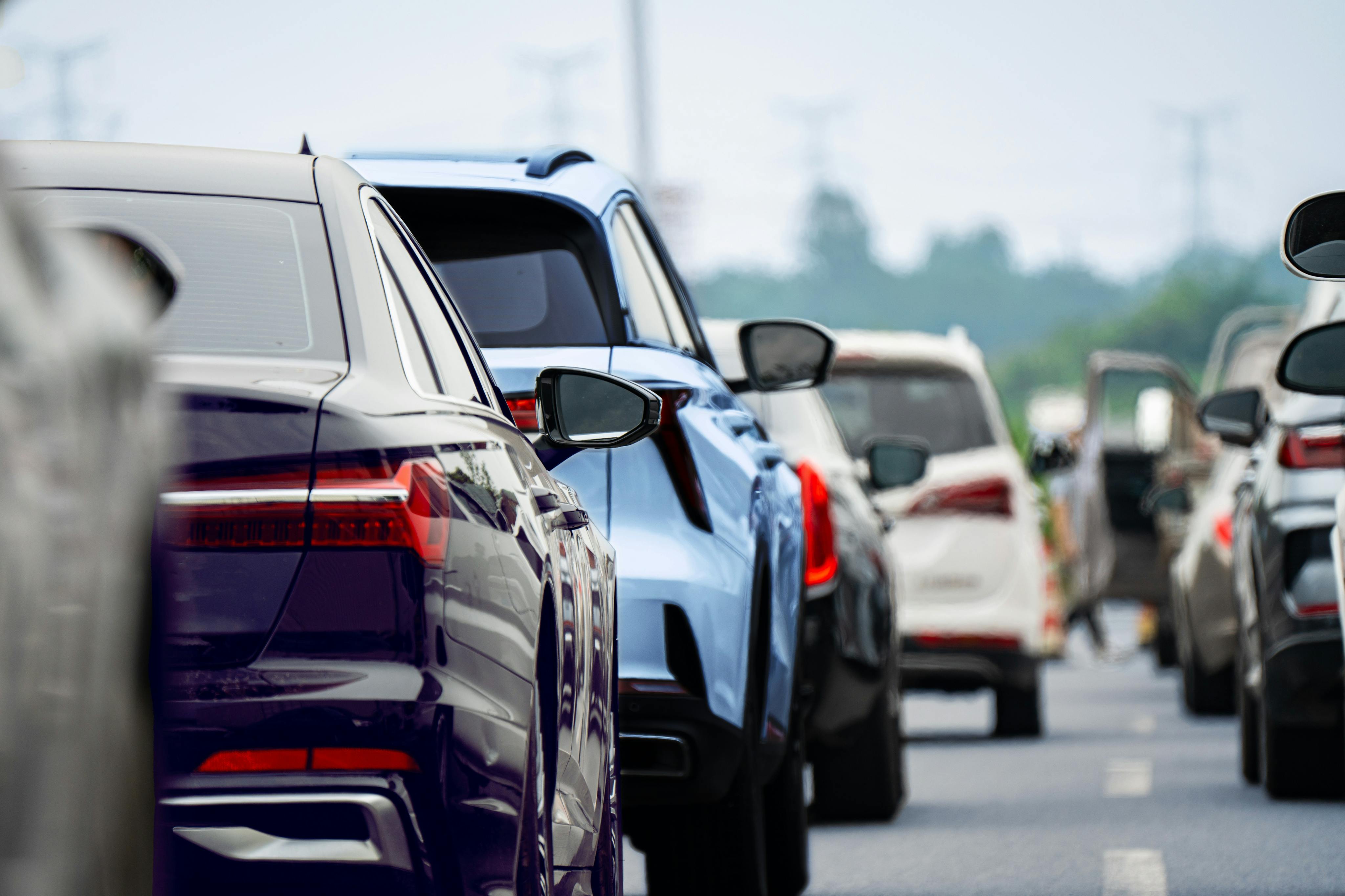 Rückansicht von Auto in einer Reihe