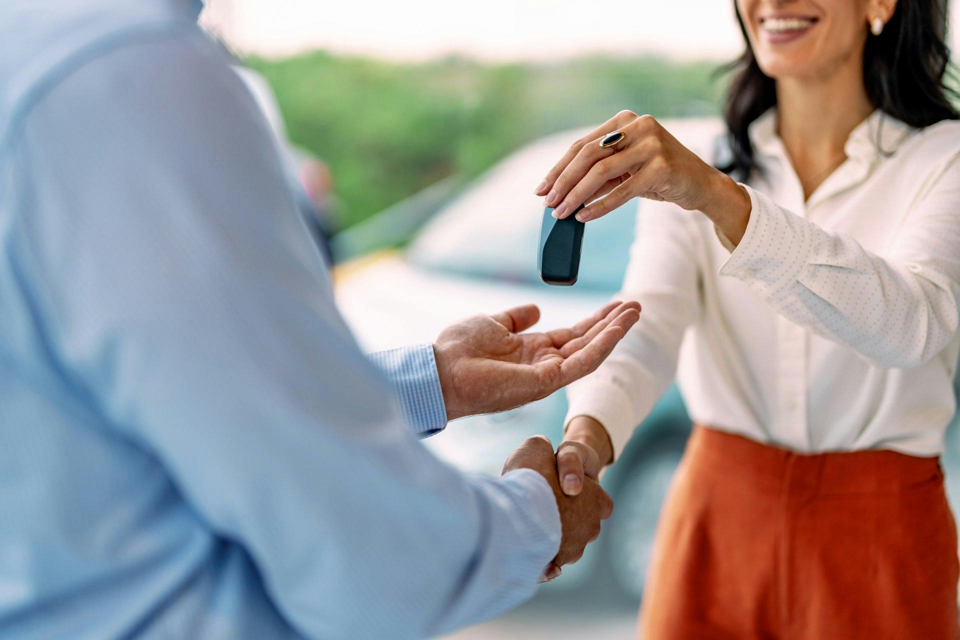 Frau übergibt Schlüssel an einen Mann