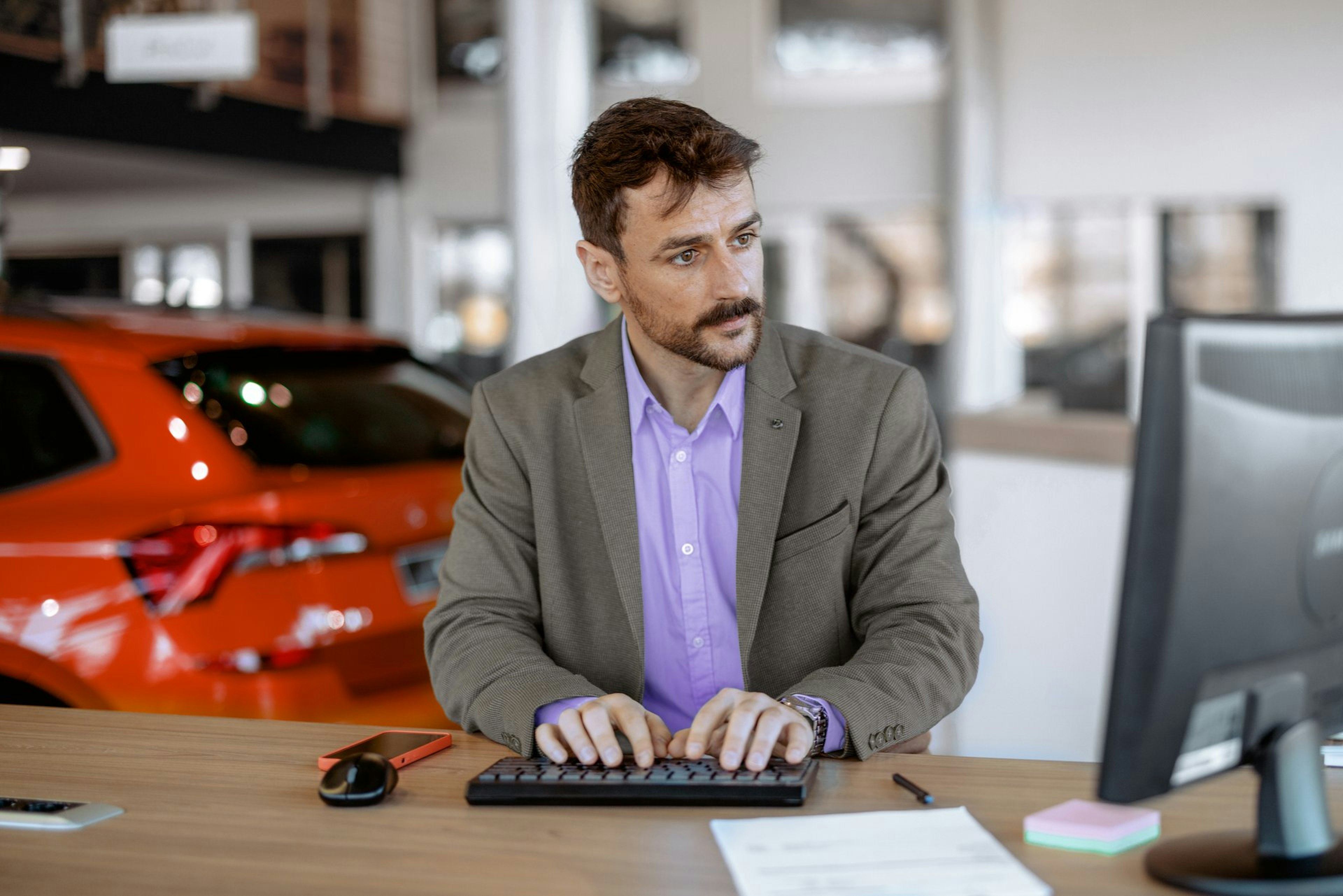 Mann sitzt am Computer