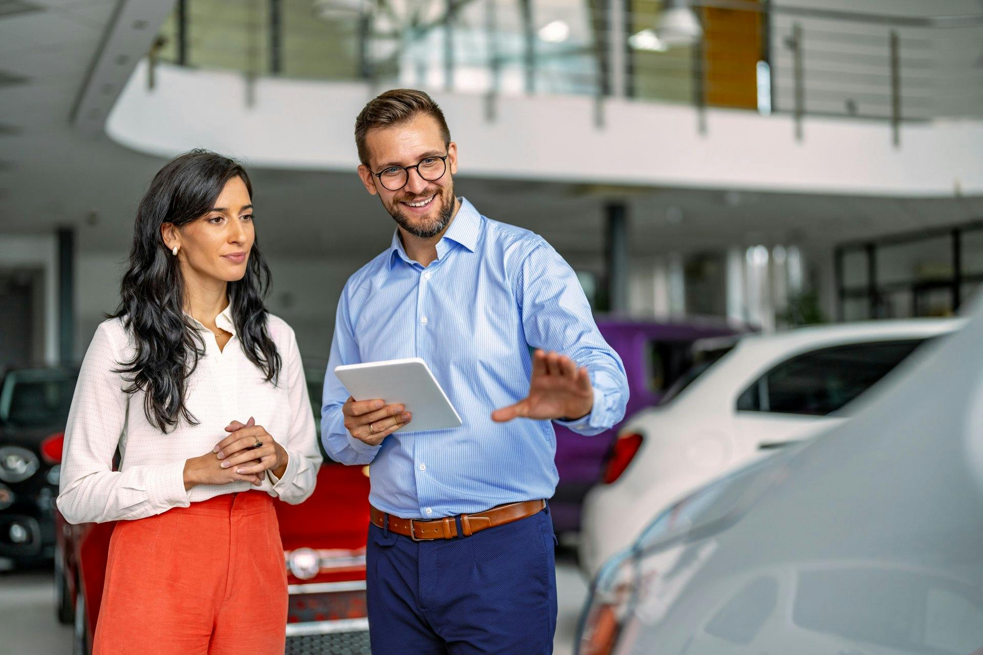 Mann und Frau stehen vor einem Auto