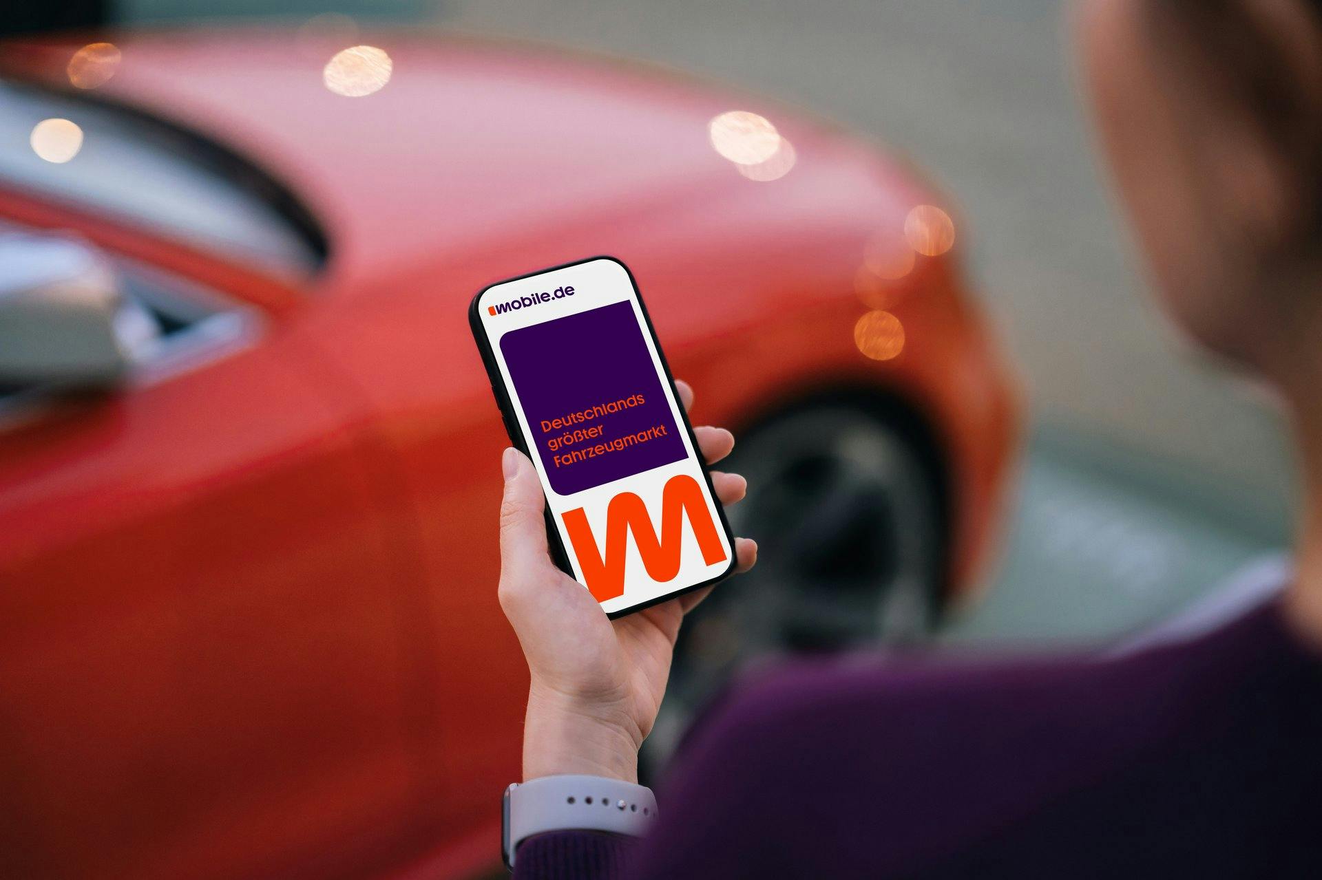 Blick auf Handy mit mobile.de App