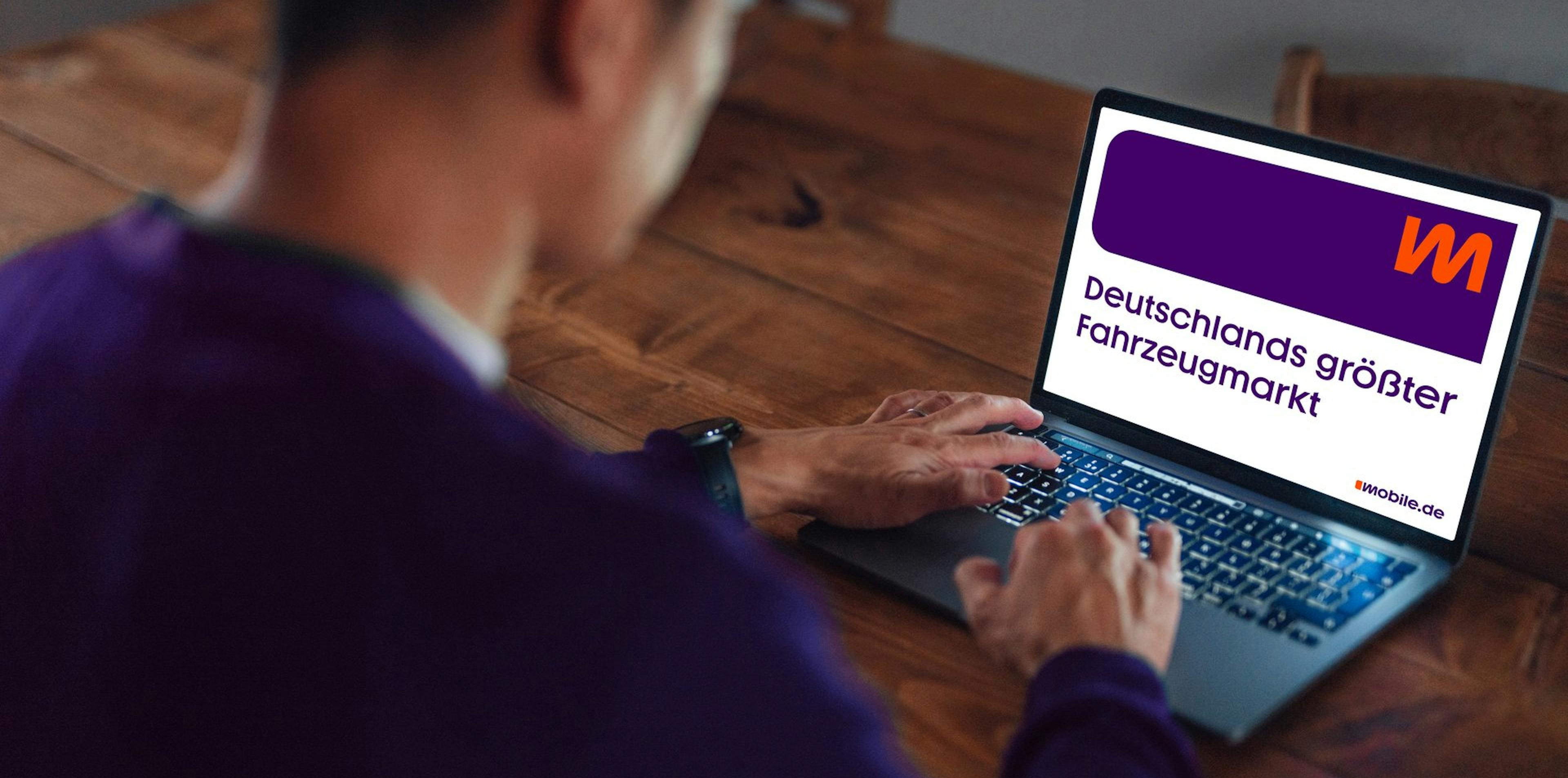 Mann sitzt vor einem Laptop mit mobile.de Webseite